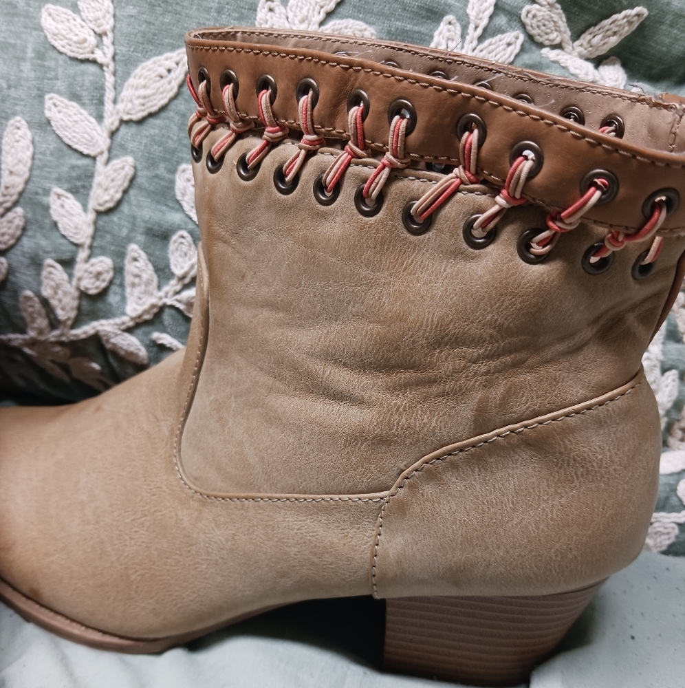 Rampage brand ankle cowboy western boots womens size 9.5 blonde tan